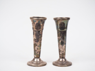 Vente aux enchères Paire de vases soliflores en métal argenté et plombé. H. 18 cm