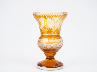 Vente aux enchères Vase en cristal bicolore de Bohème, décor taillé de fleurs, jaune et t
