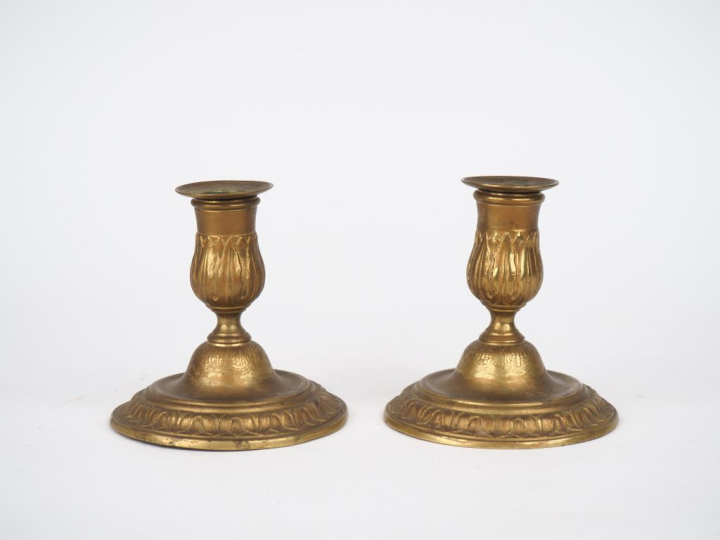 Paire de bougeoirs de toilette Louis XIV en bronze à décor gravé de fe
