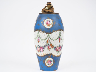 Vente aux enchères Vase en porcelaine dans le goût de Sèvres, à décor de fleurs polychrom