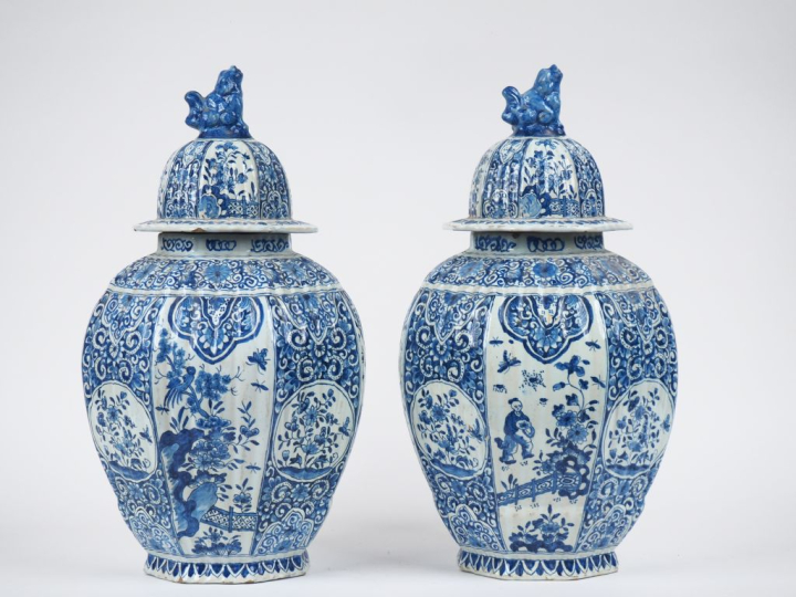 Paire de potiches couvertes XIXème en faience de Delft, décor en camai