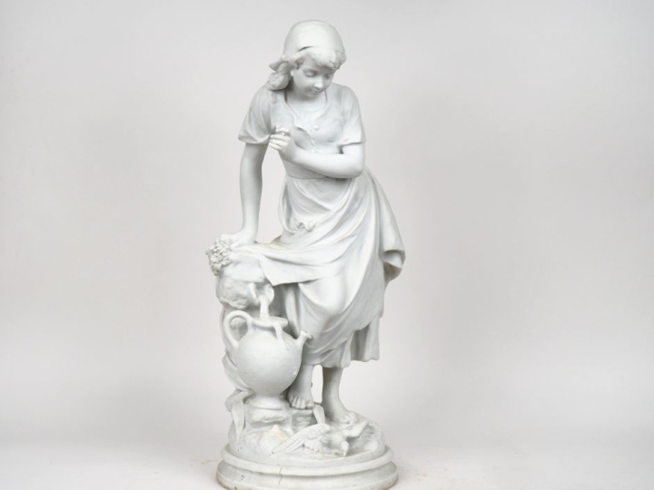 SPERLAEKEN. "jeune fille à la fontaine et à l'oiseau" Sujet en biscuit