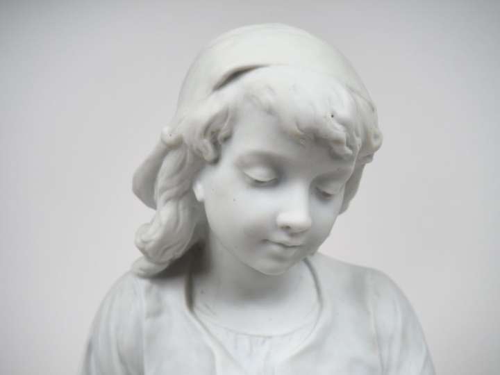 SPERLAEKEN. "jeune fille à la fontaine et à l'oiseau" Sujet en biscuit