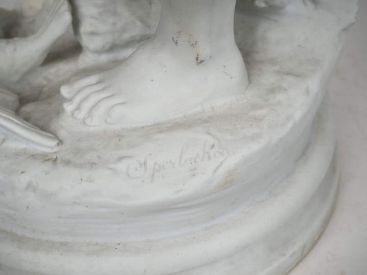 SPERLAEKEN. "jeune fille à la fontaine et à l'oiseau" Sujet en biscuit