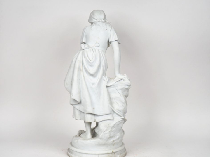 SPERLAEKEN. "jeune fille à la fontaine et à l'oiseau" Sujet en biscuit