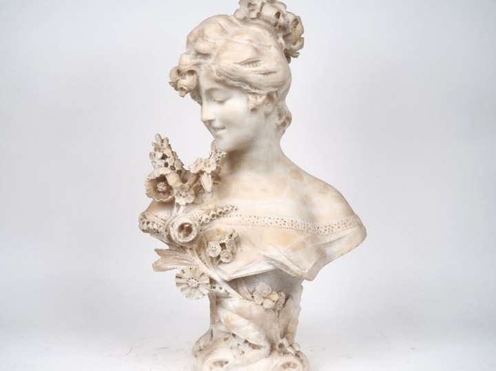 Charles PROSPER d'EPINAY. "Elégante". Sculpture en albâtre. Signée. H.
