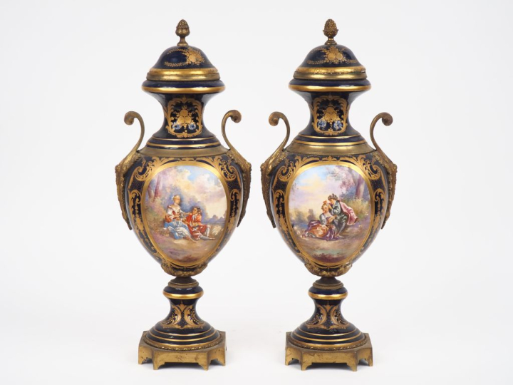 Paire de vases balustre en porcelaine de style Louis XVI à décor dans 