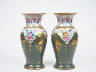 Vente aux enchères Paire de vases ovoides fin XIXème en porcelaine à décor de fleurs poly