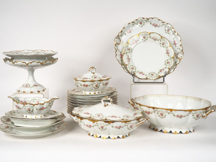 HAVILAND.  Partie de service de table en porcelaine de Limoges à décor