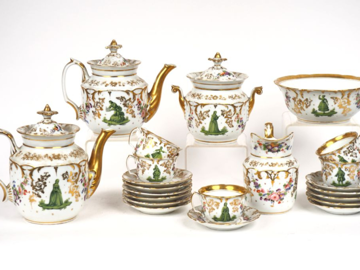 Service à thé Napoléon III en porcelaine de Paris, à décor de personna