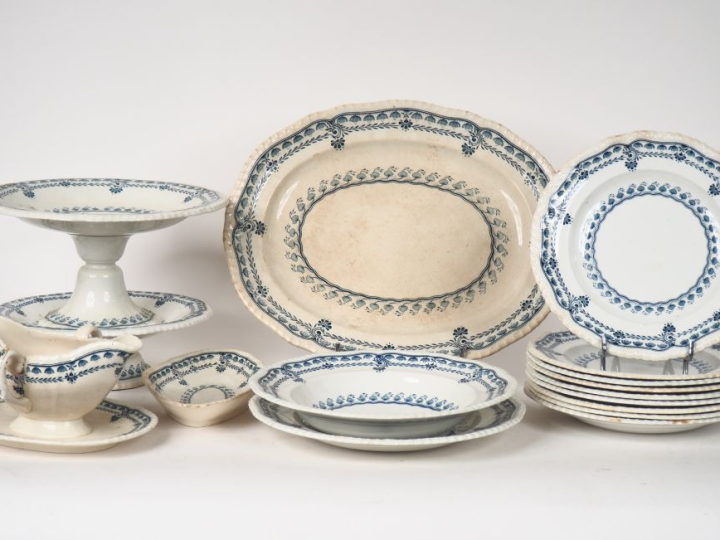 MINTON.  Service de table en faience fine, à décor de feuillage en cam