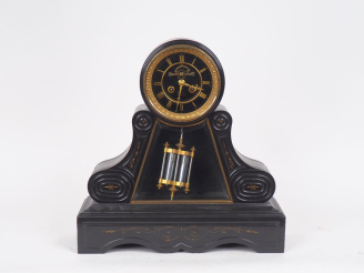 Vente aux enchères Pendule borne Napoléon III en marbre noir mouluré, cadran en partie sq