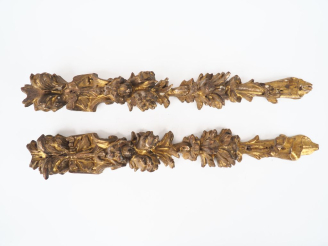 Vente aux enchères Paire de bois dorés XVIIIème à décor de draperies, de fleurs et de feu