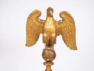 Vente aux enchères Sculpture en bois doré XIXème figurant un aigle aux ailes déployées su