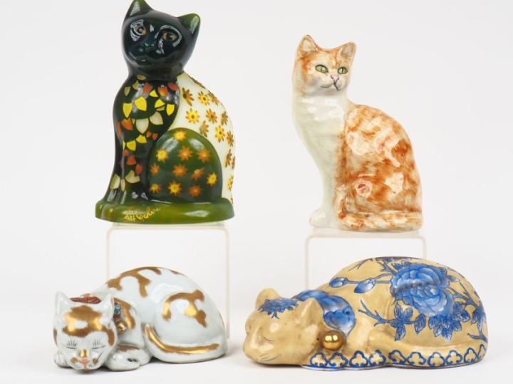 Suite de 4 chats en porcelaine et verre opalin.