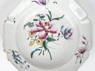 Vente aux enchères Assiette creuse XVIIIème en faience de Strasbourg, décor de fleurs pol