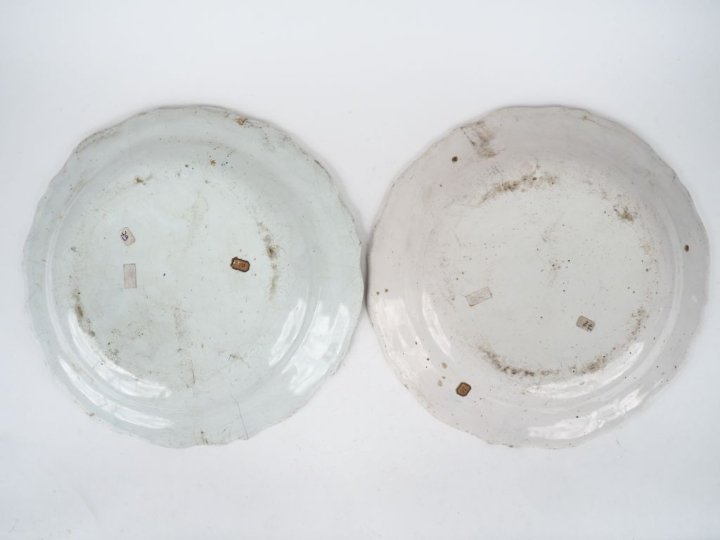 2 grands plats ronds XVIIIème en faience du Midi, décor de fleurs en c