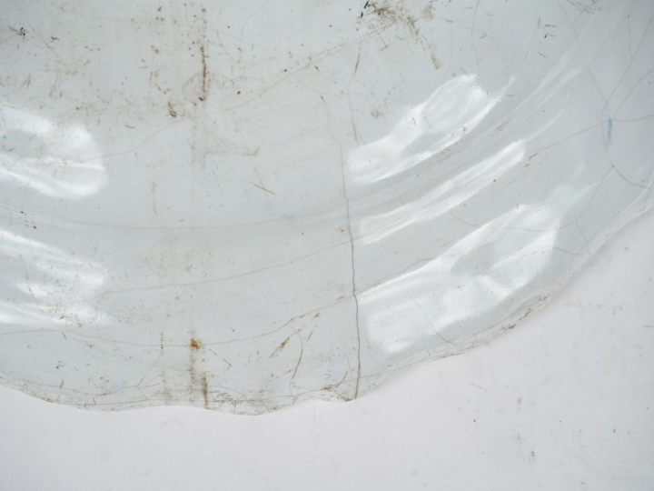 2 grands plats ronds XVIIIème en faience du Midi, décor de fleurs en c