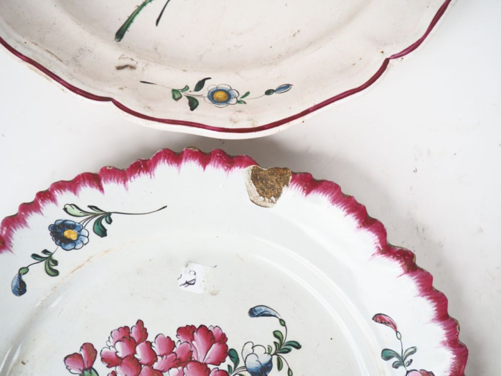 Paire d'assiettes creuses fin XVIIIème début XIXème en faience de l'Es