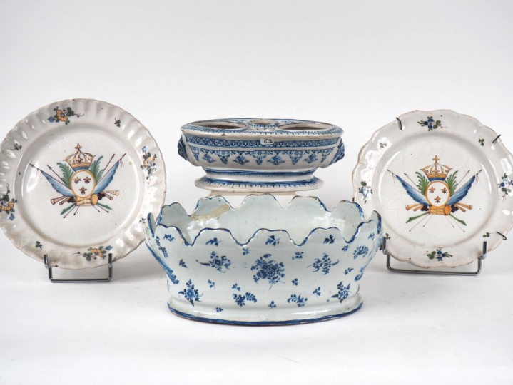 Monture d'huilier XVIIIème en faience de Moustiers décor en camaieu bl