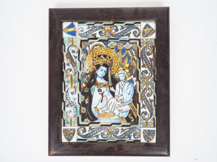 Plaque 1900 en faience polychrome "Vierge couronnée à l'enfant". Dim.3