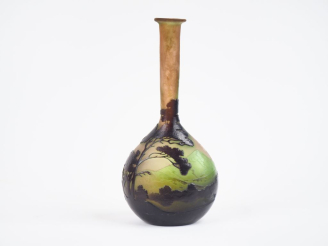 Vente aux enchères GALLE.  Petit vase soliflore en verre, à décor gravé en camée et à l'a