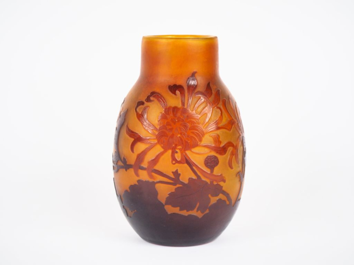 GALLE.  Vase en verre à décor gravé en camée et à l'acide de chrysantè