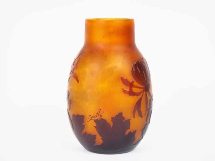 GALLE.  Vase en verre à décor gravé en camée et à l'acide de chrysantè
