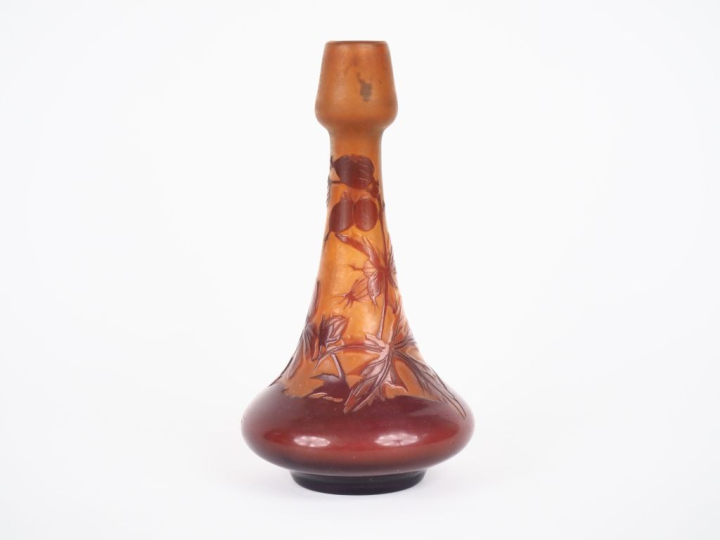 GALLE.  Vase soliflore en verre à décor gravé en camée et à l'acide de