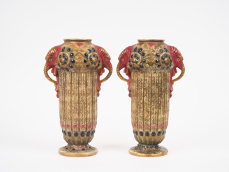 Vente aux enchères AMPHORA.  Paire de vases Art Déco en céramique polychrome à décor de f