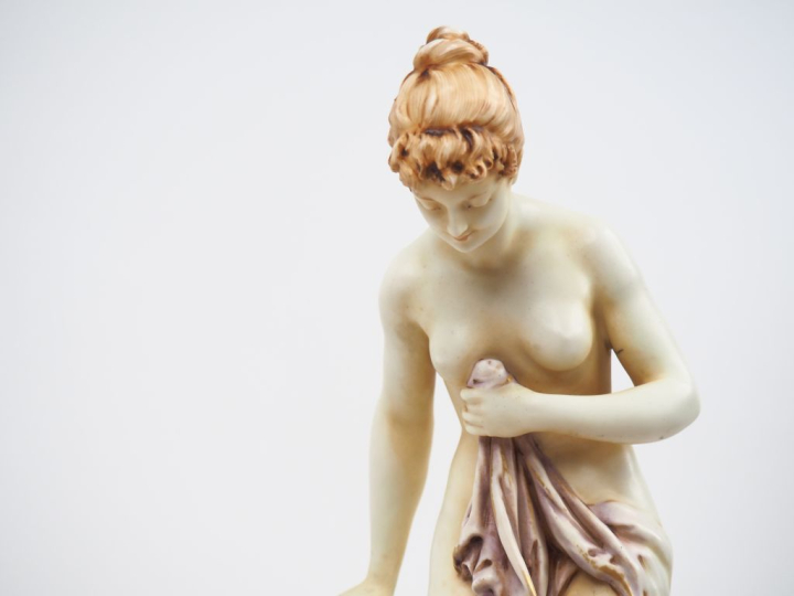 AMPHORA.  Grand vide poches en biscuit polychrome en forme de baigneus