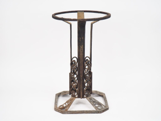 Vente aux enchères Guéridon Art Déco en fer forgé et martelé (état moyen). H. 58 cm Diam.