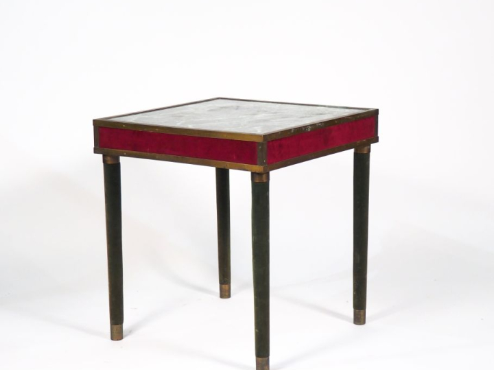 Table à jeux 1940 piétement et ceinture gainés de velours, plateau à l