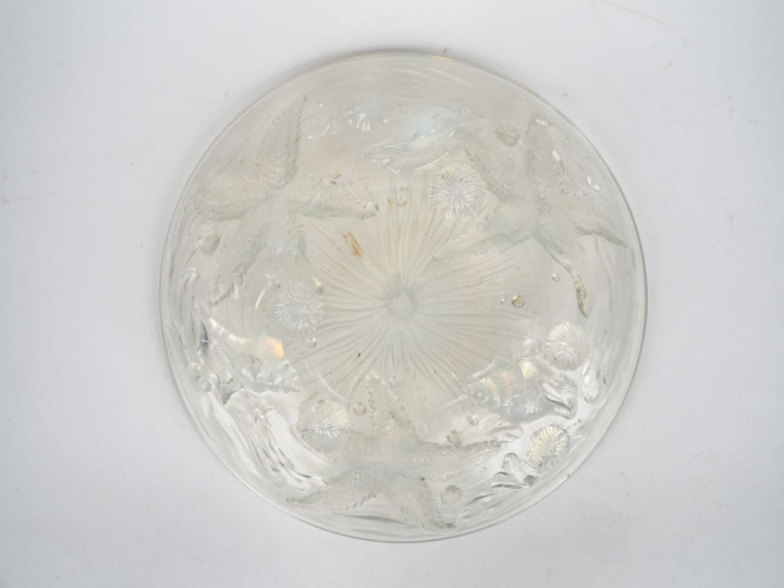 VERLYS.  Coupe Art Déco en verre translucide et opalescent à décor de 