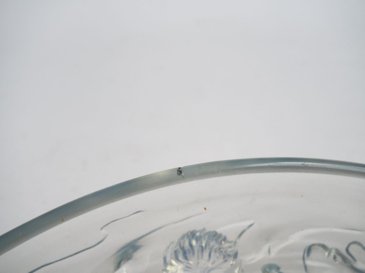 VERLYS.  Coupe Art Déco en verre translucide et opalescent à décor de 