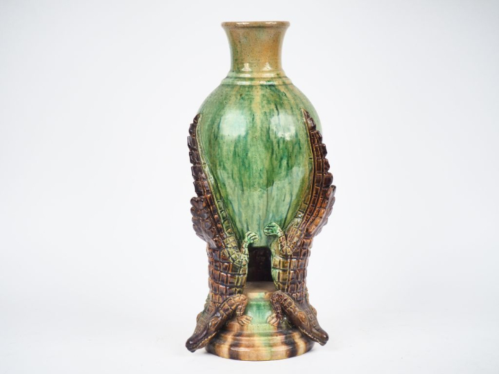 Vase 1930 en céramique polychrome à décor de crocodile. H. 41 cm
