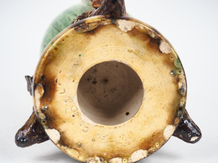 Vase 1930 en céramique polychrome à décor de crocodile. H. 41 cm