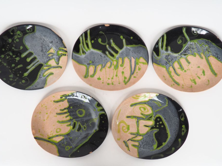 5 assiettes ovales en céramique polychrome. Signées (accidents)