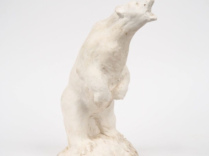 Ecole française XXème. "ours hurlant" Sculpture en plâtre H. 31,5 cm