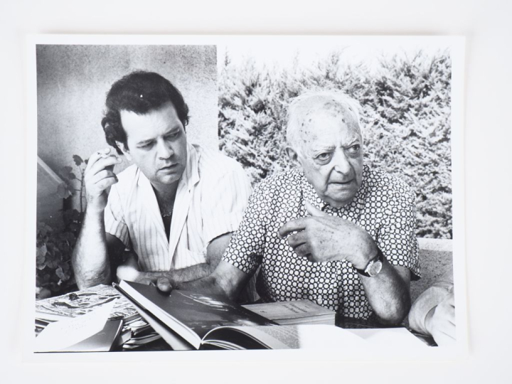 AMADO JOVER 1938-2016 Portrait de Brassaï présentant ses livres dont «