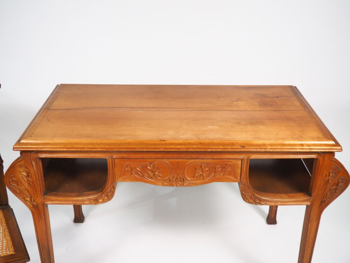Bureau plat Art Nouveau en merisier mouluré et sculpté, à décor de feu