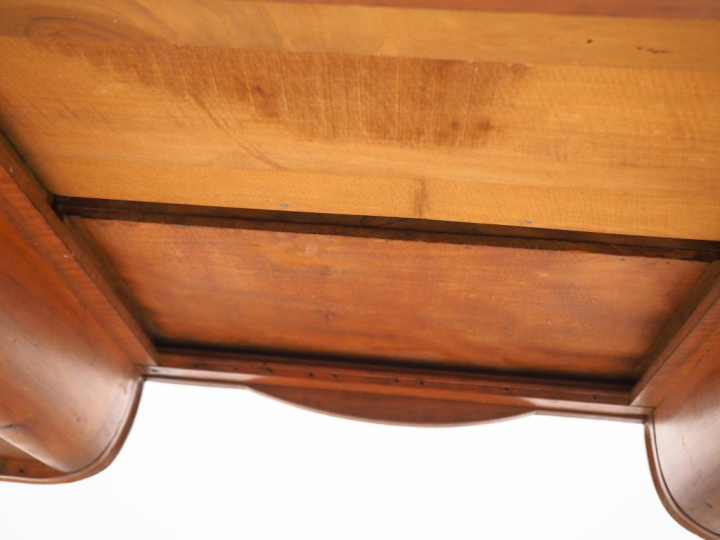 Bureau plat Art Nouveau en merisier mouluré et sculpté, à décor de feu