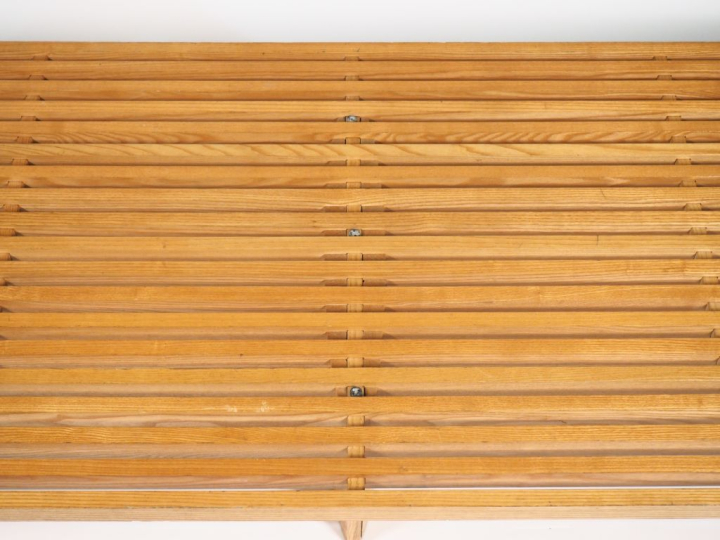 Charlotte PERRIAND.  Banquette "Tokyo" en frêne. Modèle créé en 1954 c