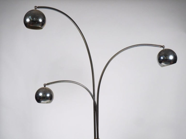 Gioffredo REGGIANI. Lampadaire 1970 dit "Muguet"  en métal chromé, écl