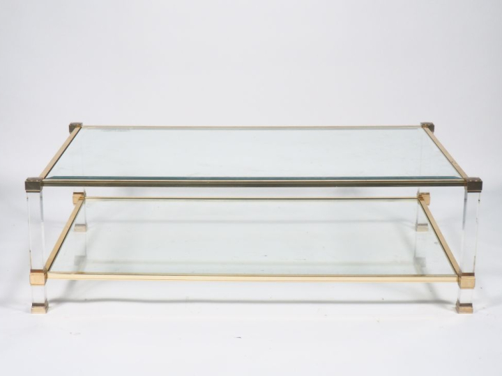 Pierre VANDEL.  Table basse rectangulaire en métal et composition. Dim