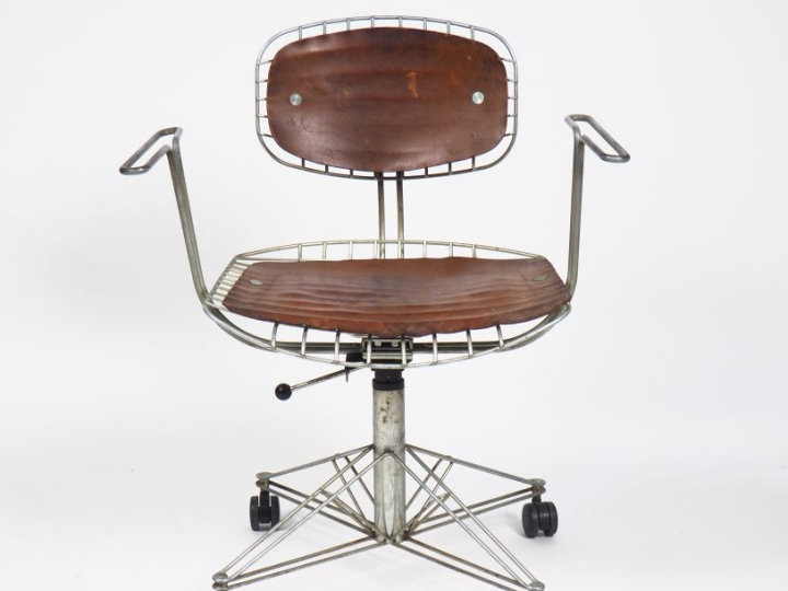 Michel CADESTIN. Chaise modèle "Dactylo" en treillis de fil d'acier él