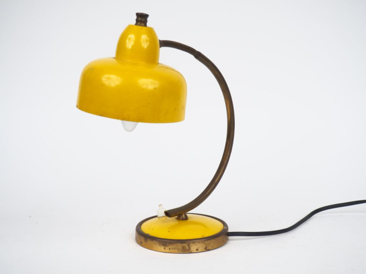 Lampe de bureau 1970 en métal laqué jaune et laiton. H. 28 cm
