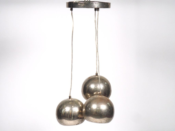 Suspension à 3 lumières en métal chromé.
