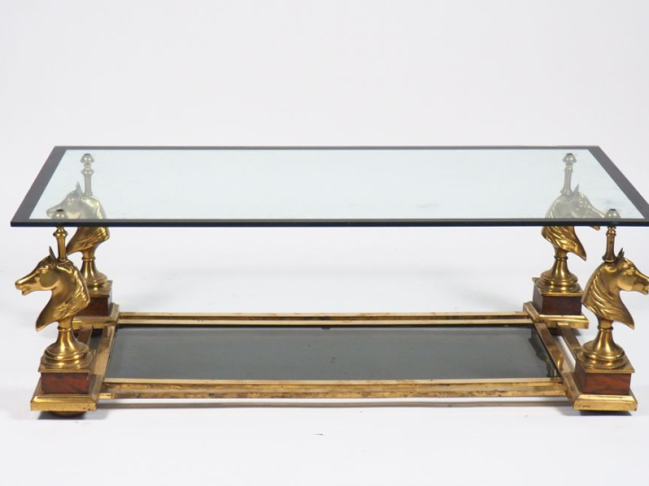 Table basse en verre et métal, piétement à décor de chevaux.  Dim. 40 