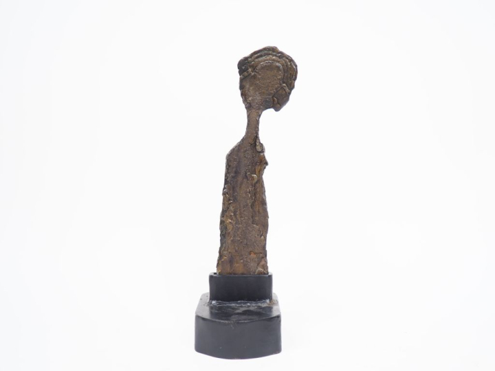 Sculpture contemporaine en plomb "Jeune africaine".  Signée  H. 49 cm